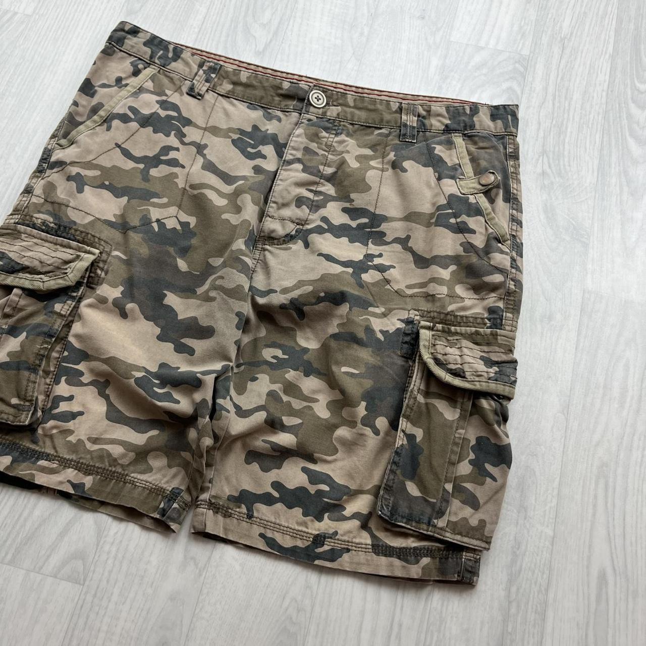 VINTAGE Y2K BAGGY CAMO CARGO SHORTS