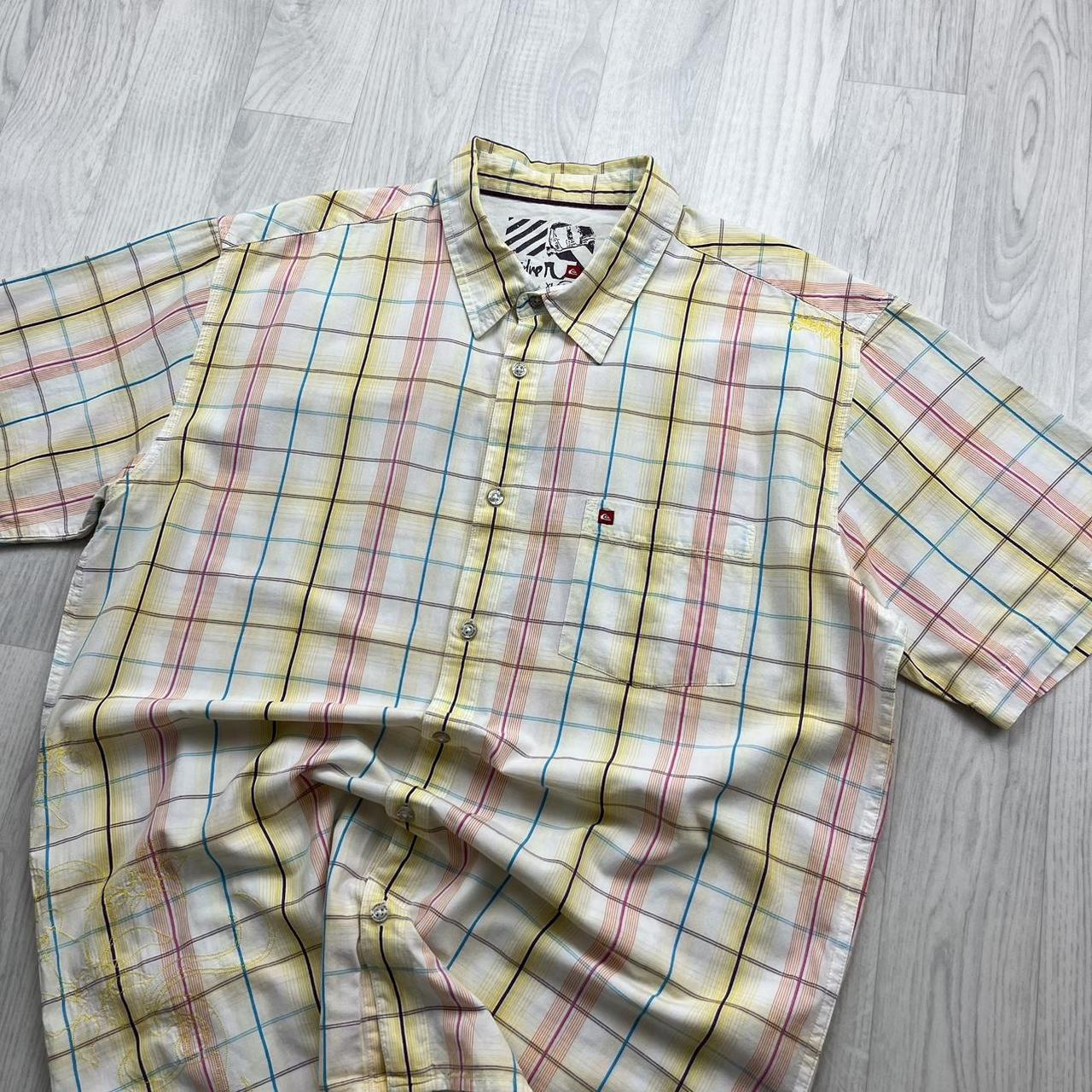 VINTAGE Y2K QUIKSILVER PLAID SHORT SLEEVE BUTTON UP SHIRT WHITE / YELLOW