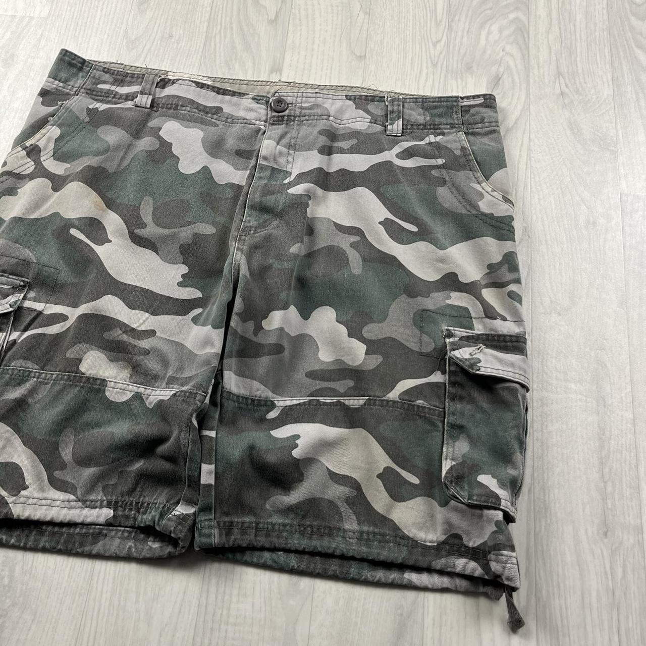 VINTAGE Y2K BAGGY LOOSE CAMO SHORTS
