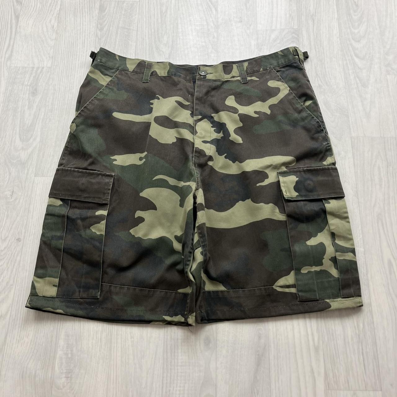 VINTAGE Y2K DELF BAGGY LOOSE UTILITY CAMO SHORTS