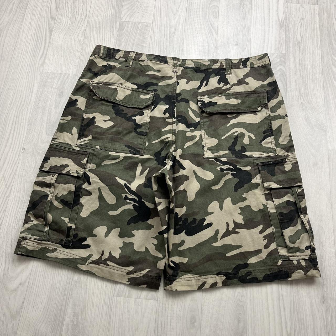 FOOT LOCKER BAGGY CAMO CARGO SHORTS