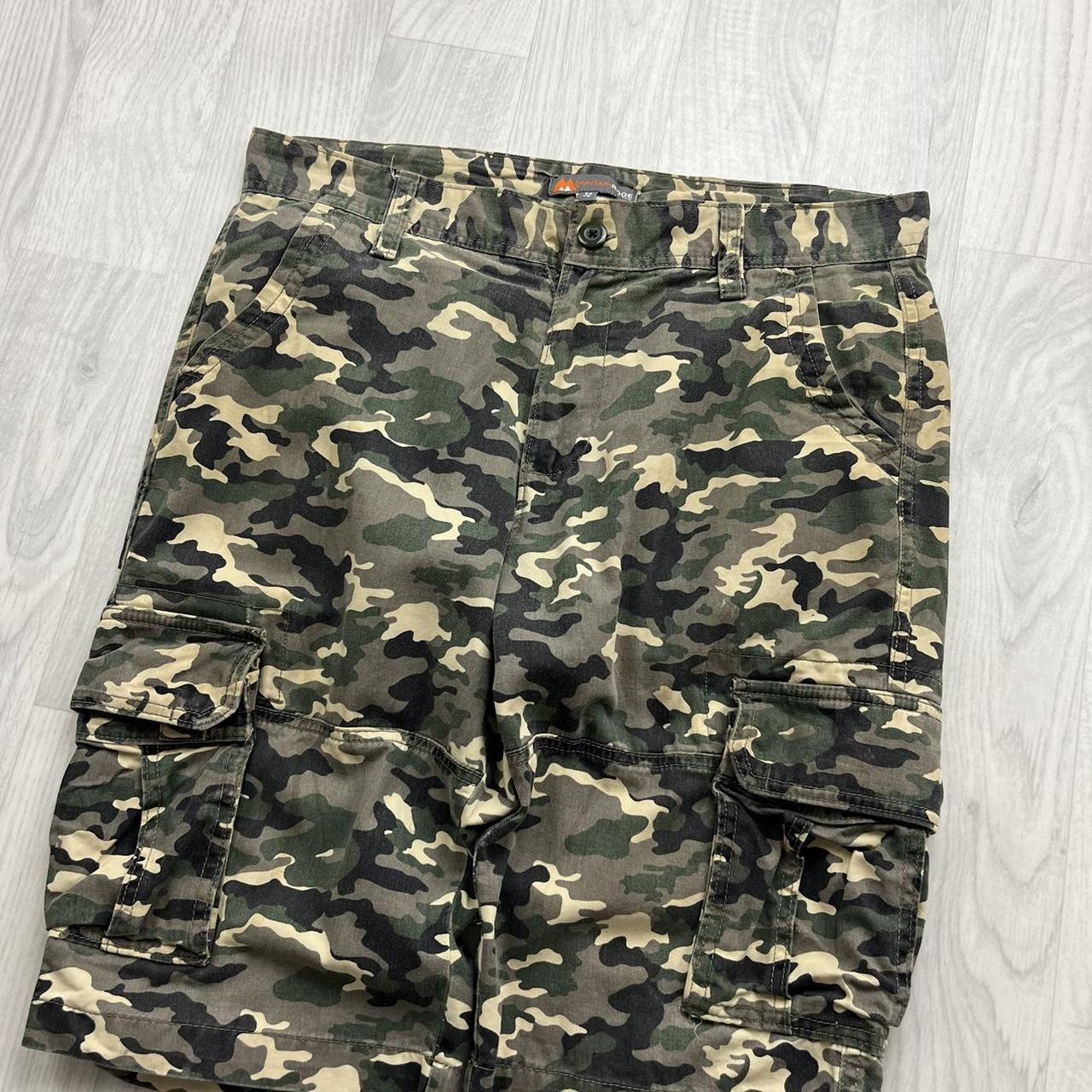 VINTAGE Y2K BAGGY CAMO CARGO SHORTS