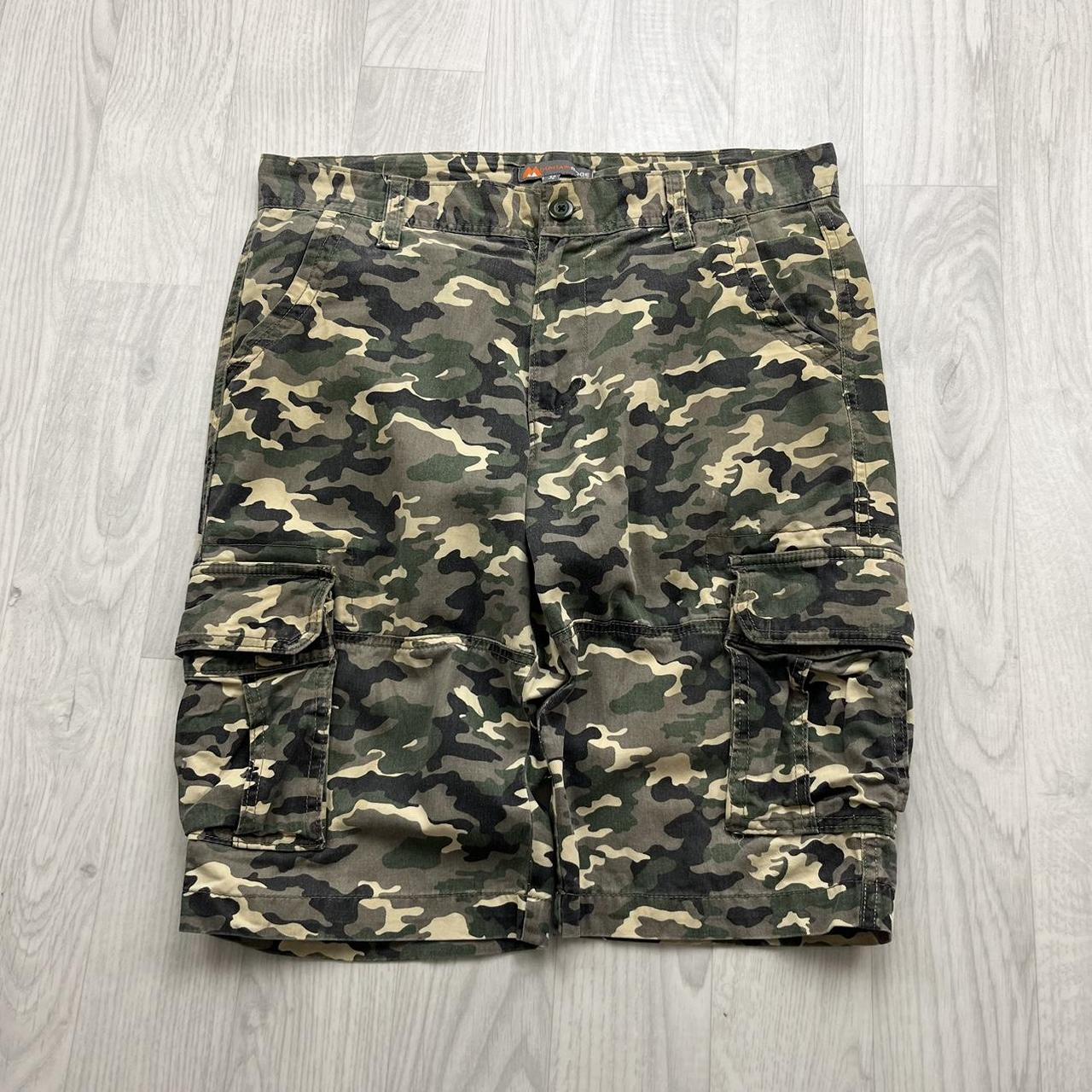 VINTAGE Y2K BAGGY CAMO CARGO SHORTS