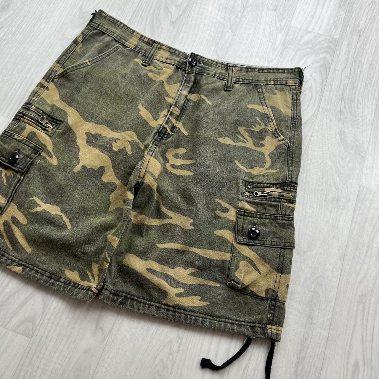 VINTAGE Y2K BAGGY CAMO CARGO SHORTS