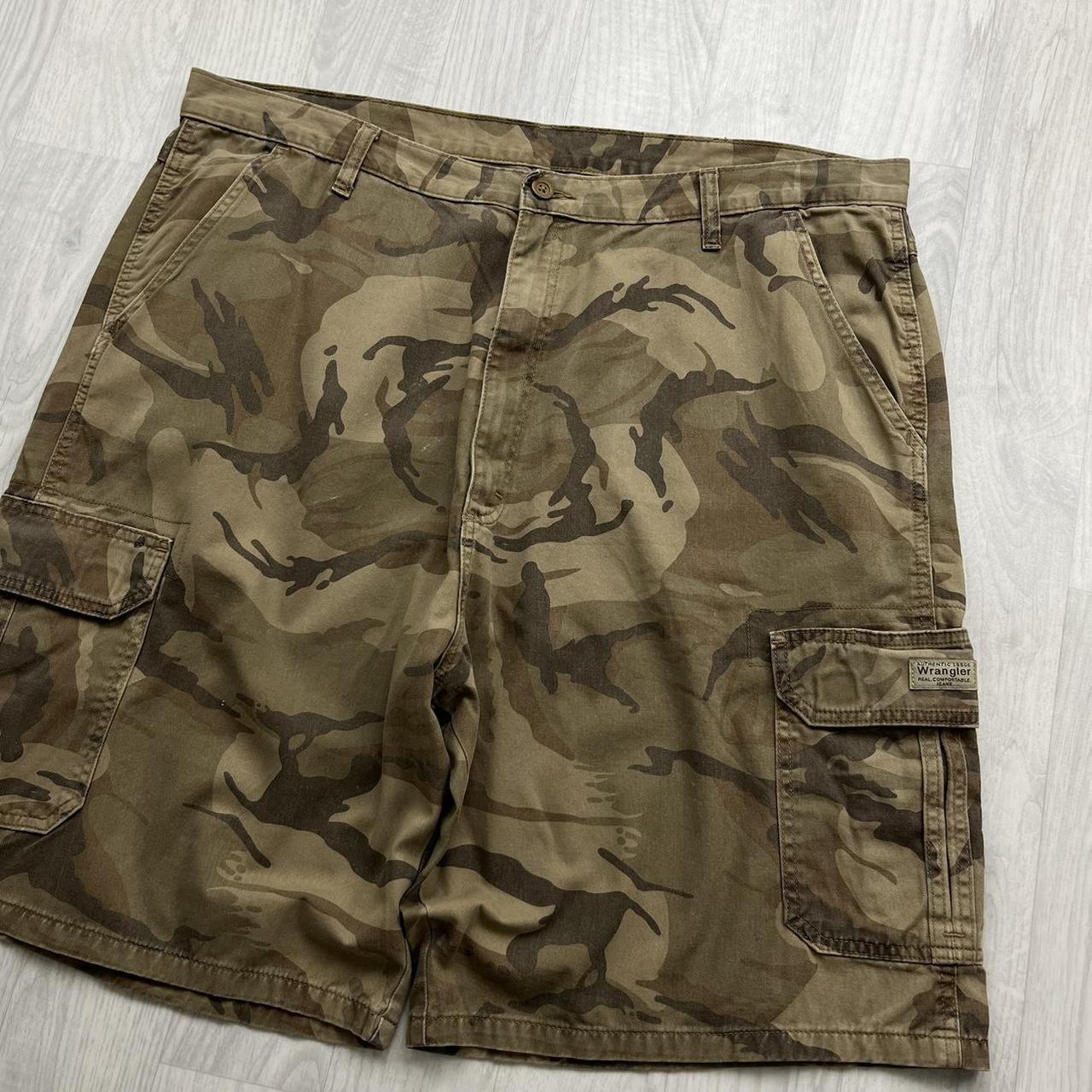VINTAGE Y2K WRANGLER BAGGY CAMO CARGO SHORTS