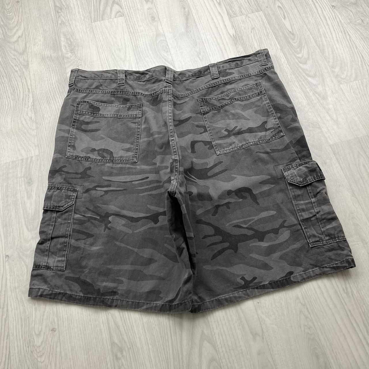VINTAGE Y2K WRANGLER BAGGY CAMO CARGO SHORTS GREY