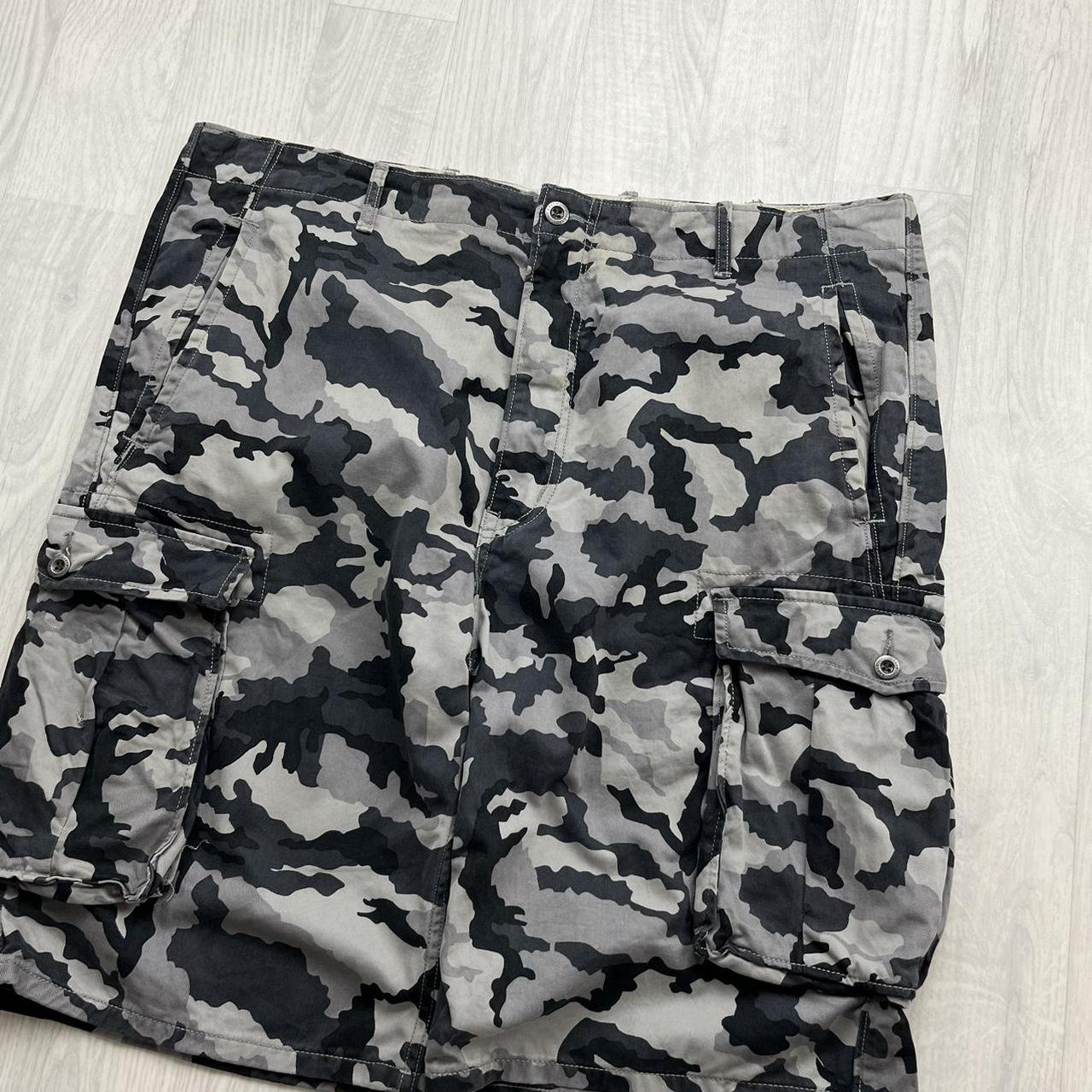 VINTAGE Y2K LEVIS BAGGY CAMO CARGO SHORTS GREY / BLACK