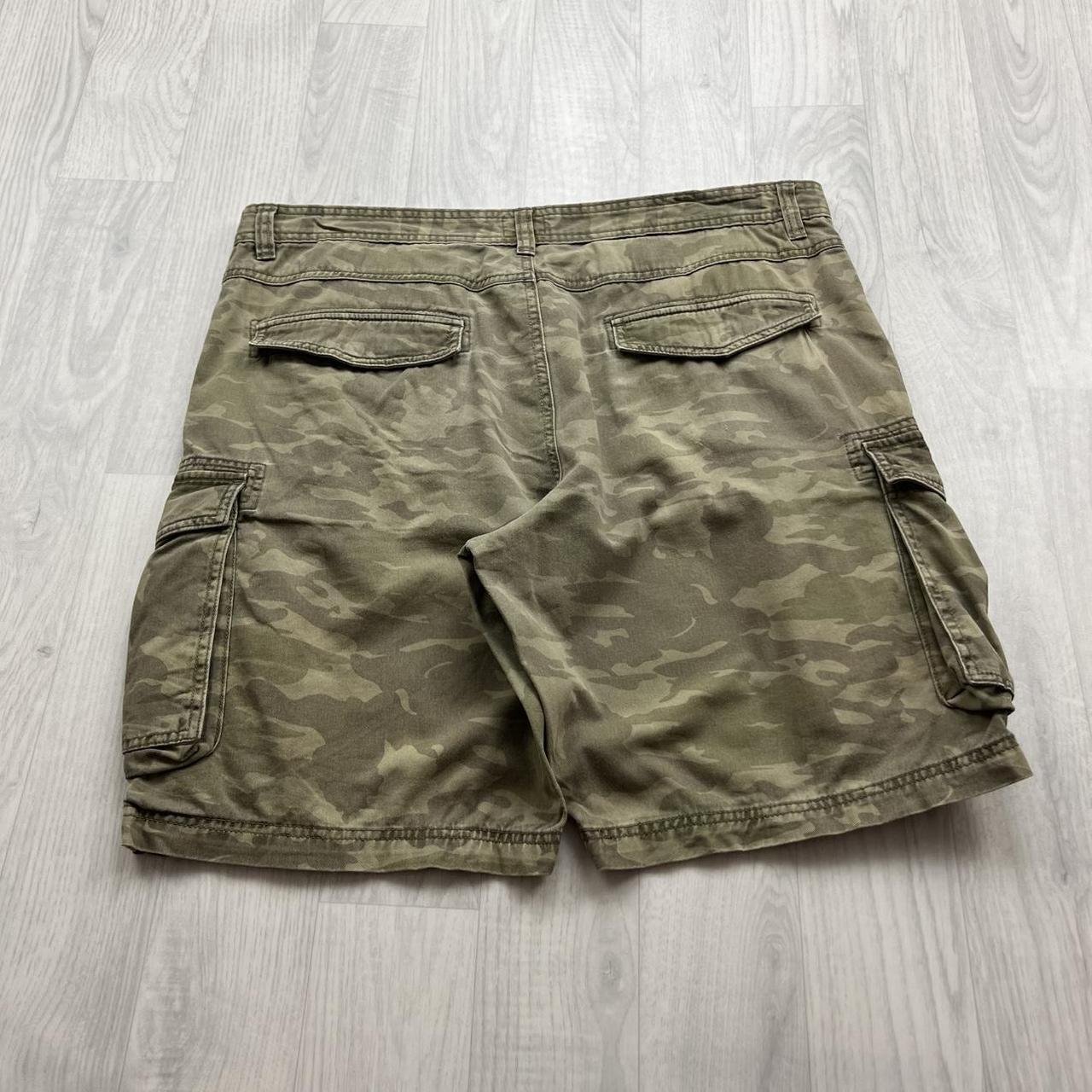 VINTAGE Y2K BAGGY CAMO CARGO SHORTS KHAKI