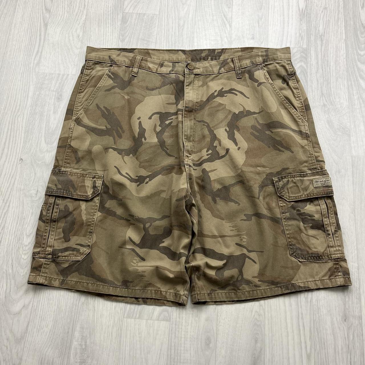 VINTAGE Y2K WRANGLER BAGGY CAMO CARGO SHORTS