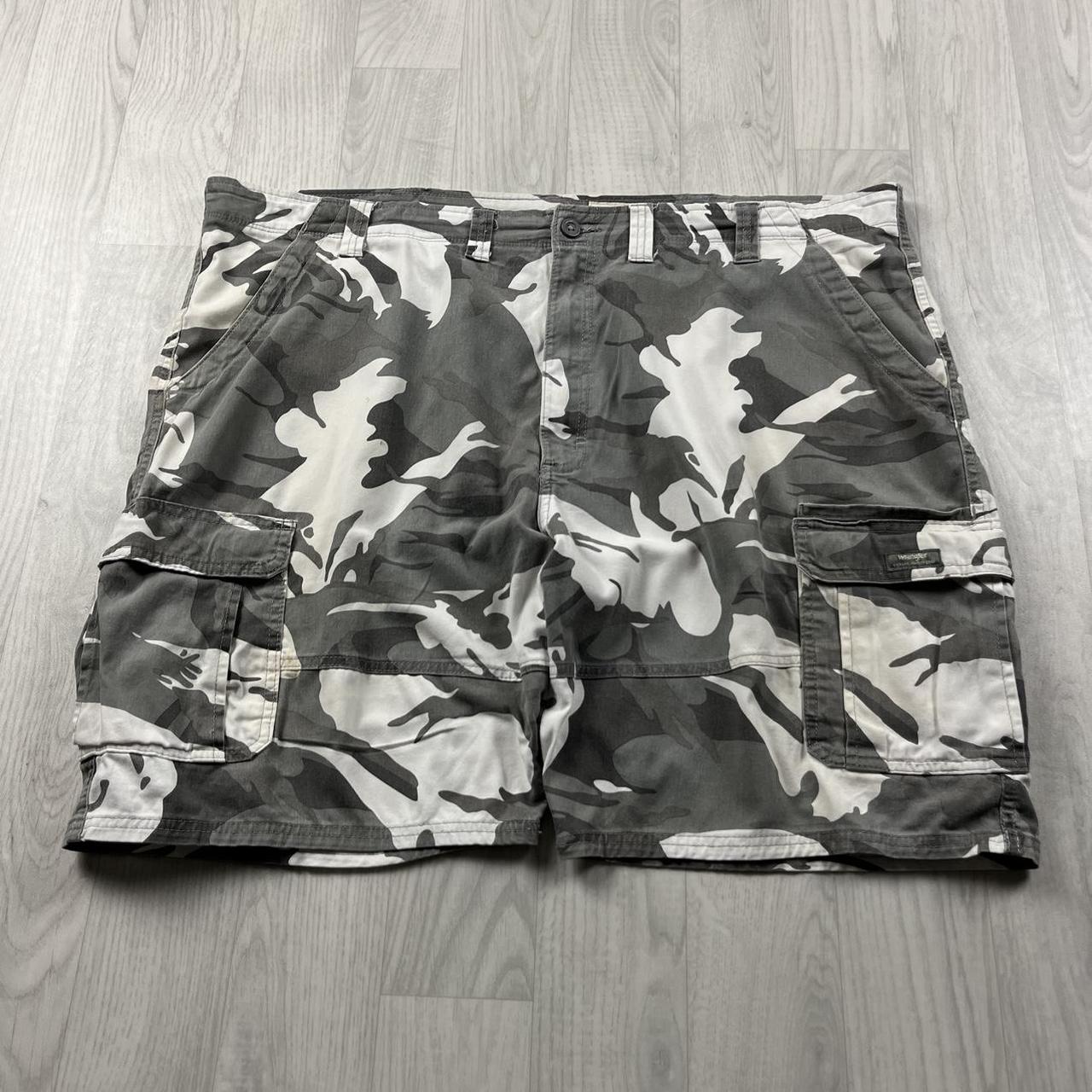 VINTAGE Y2K WRANGLER BAGGY LOOSE CAMO SHORTS