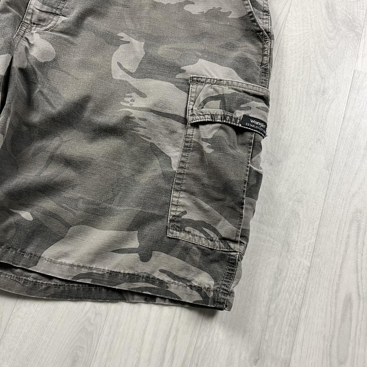 VINTAGE Y2K WRANGLER BAGGY LOOSE CAMO SHORTS