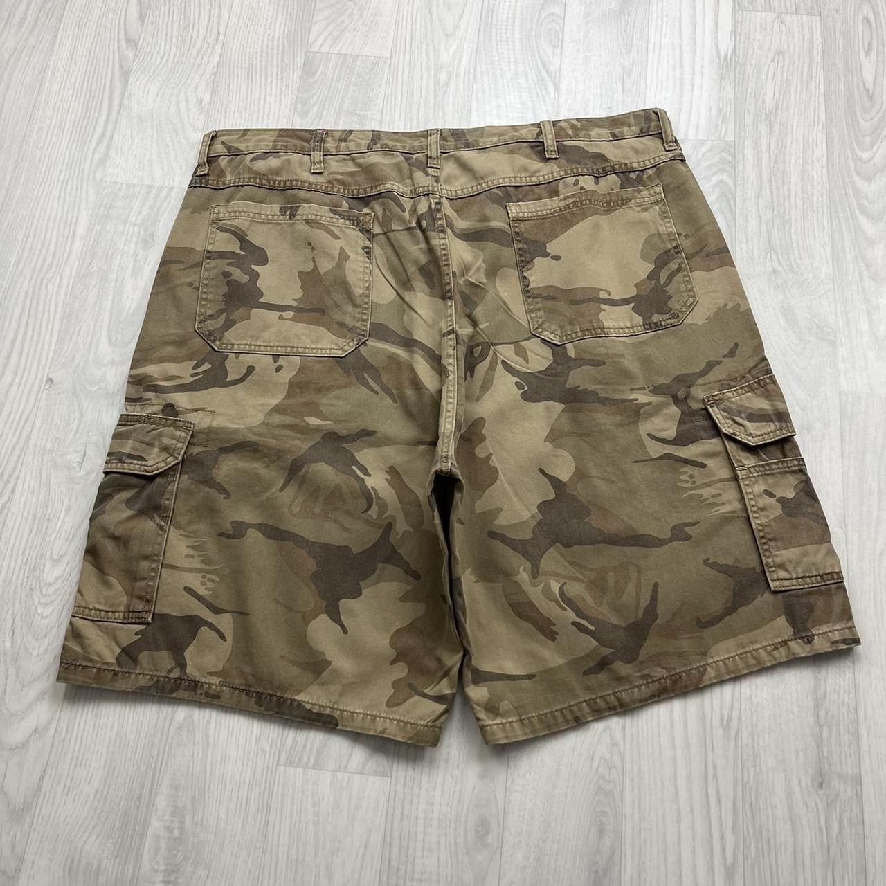 VINTAGE Y2K WRANGLER BAGGY CAMO CARGO SHORTS