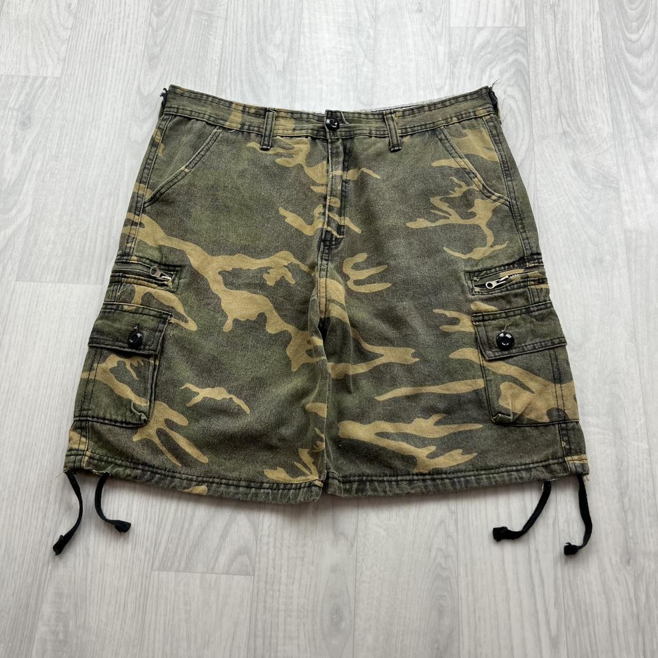VINTAGE Y2K BAGGY CAMO CARGO SHORTS