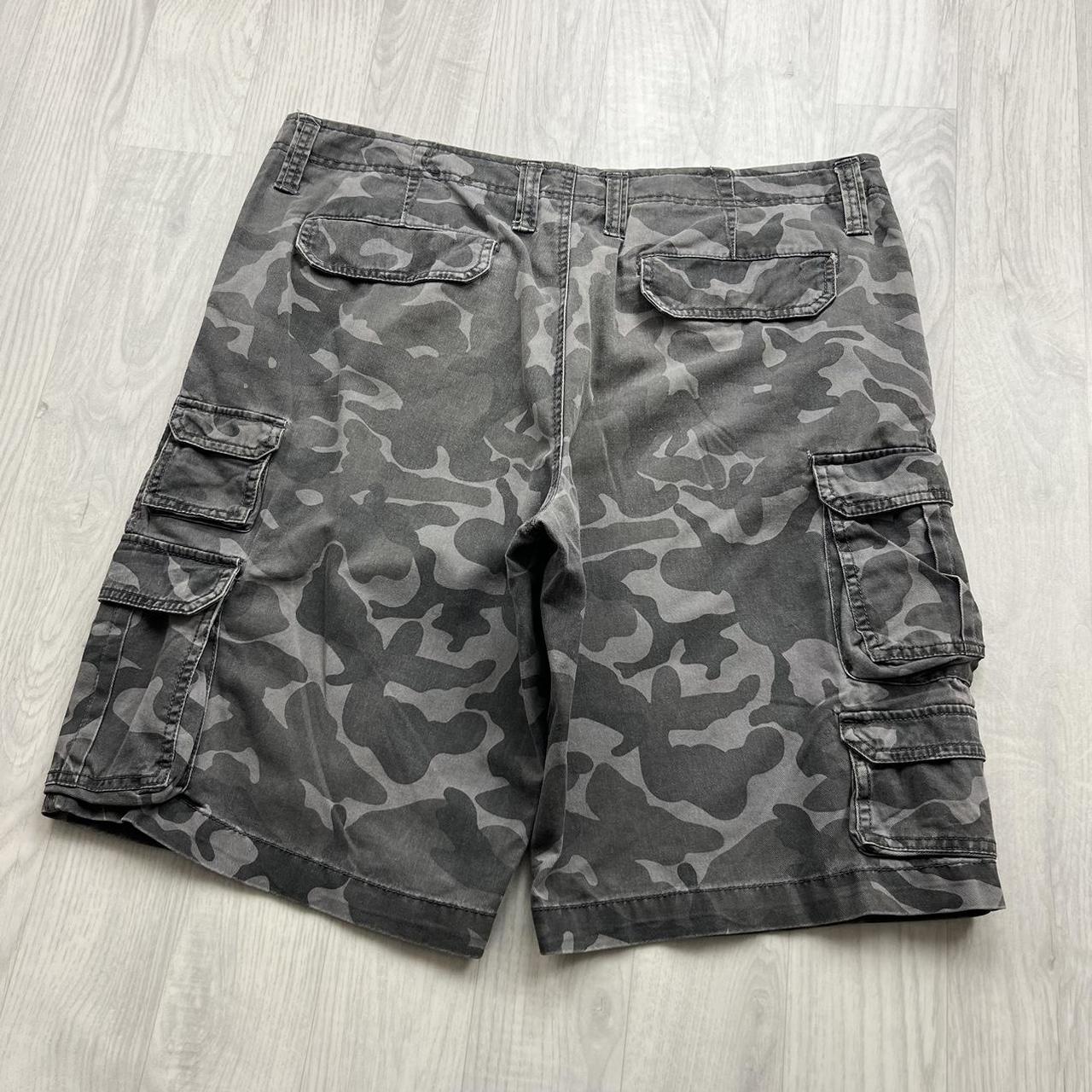 VINTAGE Y2K NO BOUNDARIES BAGGY CAMO CARGO SHORTS GREY