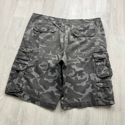 VINTAGE Y2K NO BOUNDARIES BAGGY CAMO CARGO SHORTS GREY