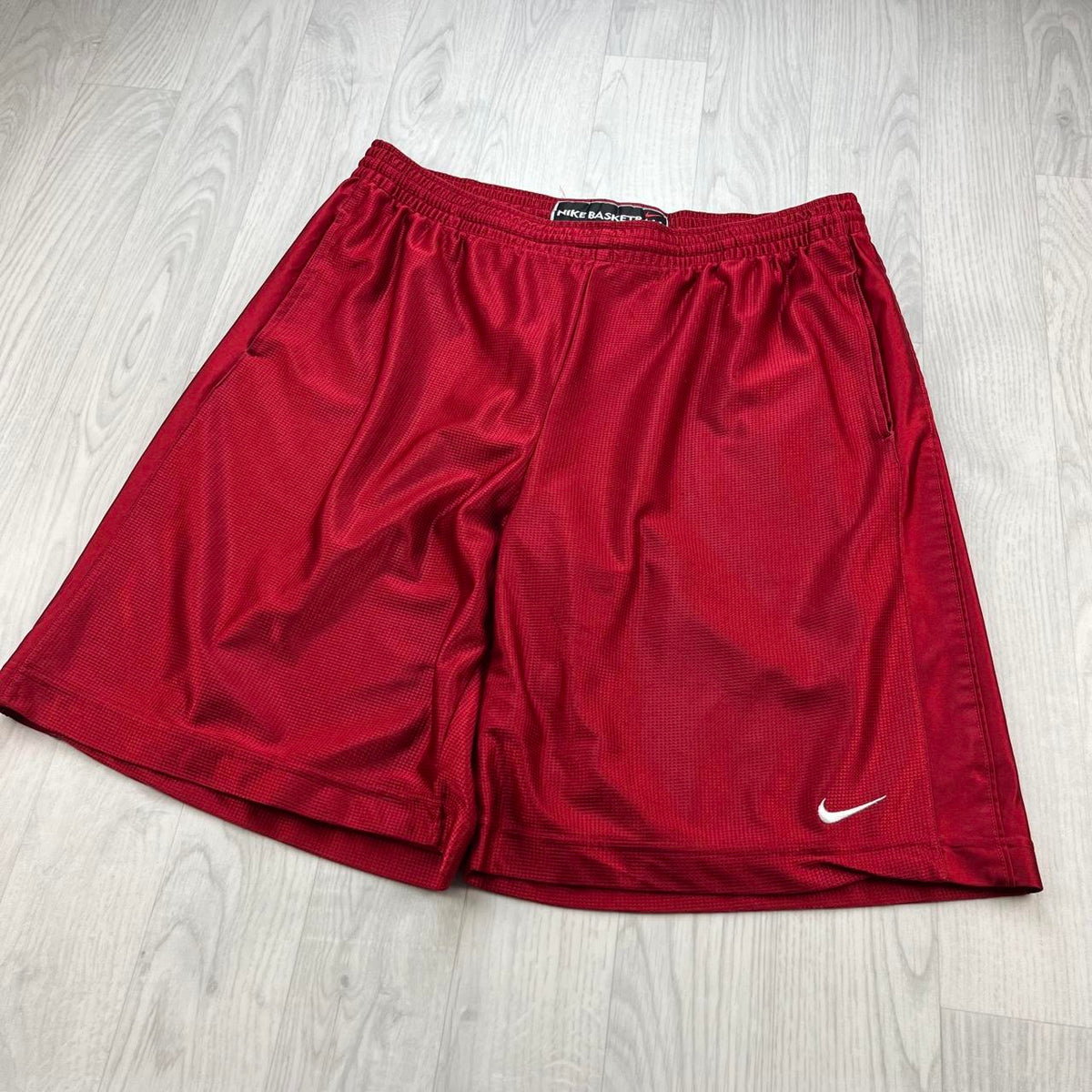 VINTAGE Y2K NIKE BAGGY BASKETBALL SPORT SHORTS RED