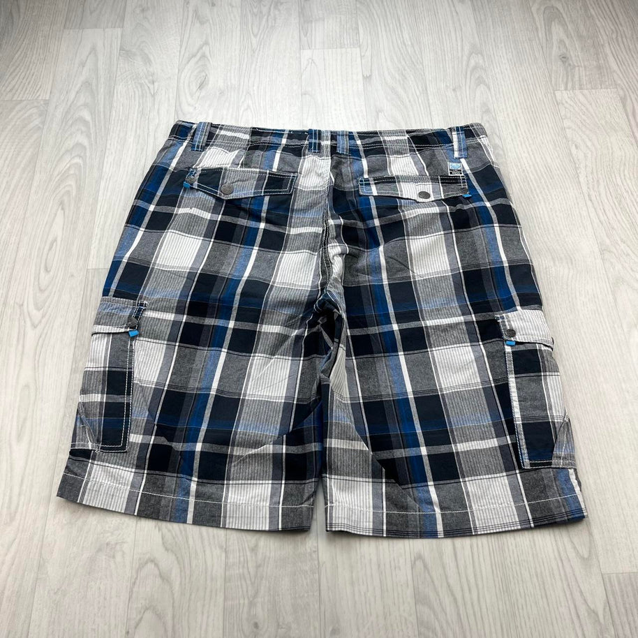 VINTAGE Y2K POINT ZERO CHECKERED PLAID CARGO SHORTS WHITE / NAVY