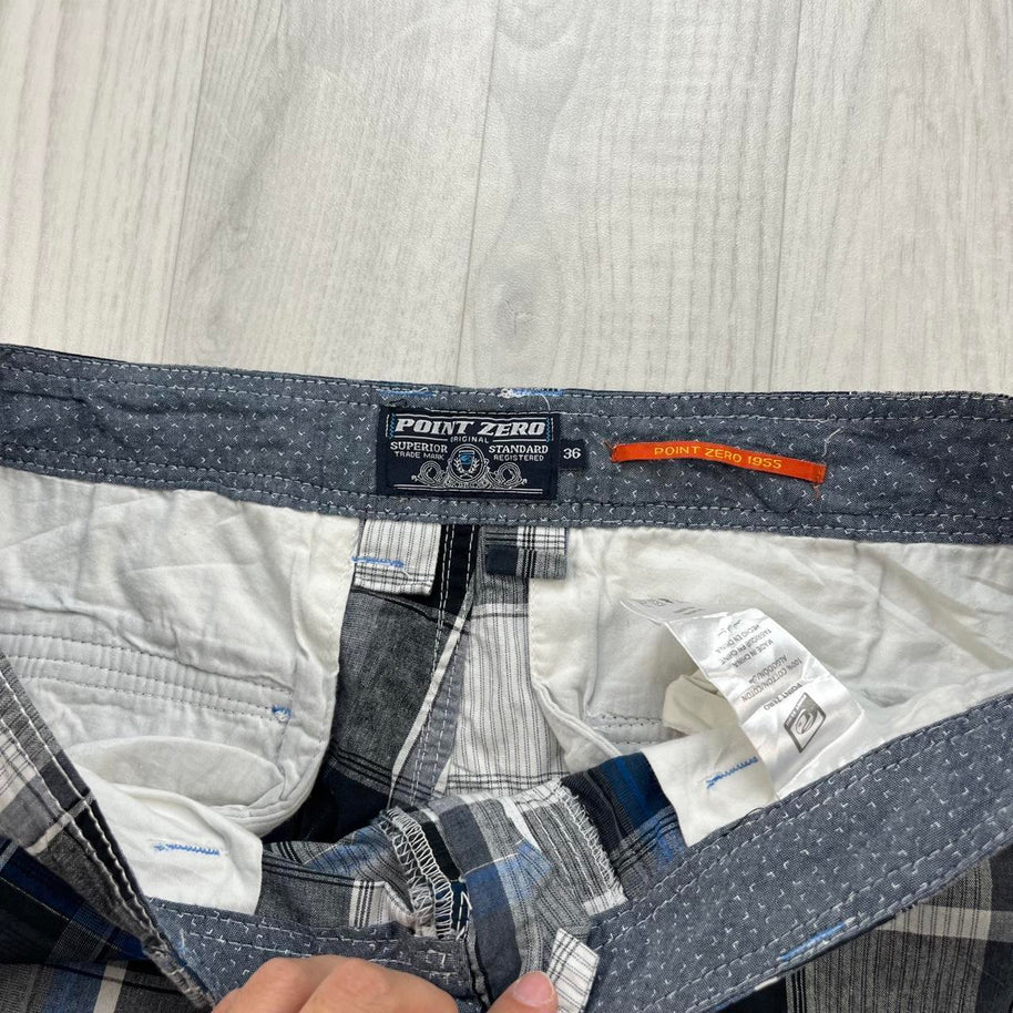 VINTAGE Y2K POINT ZERO CHECKERED PLAID CARGO SHORTS WHITE / NAVY