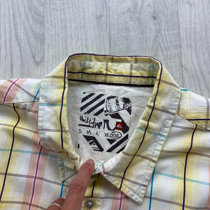 VINTAGE Y2K QUIKSILVER PLAID SHORT SLEEVE BUTTON UP SHIRT WHITE / YELLOW
