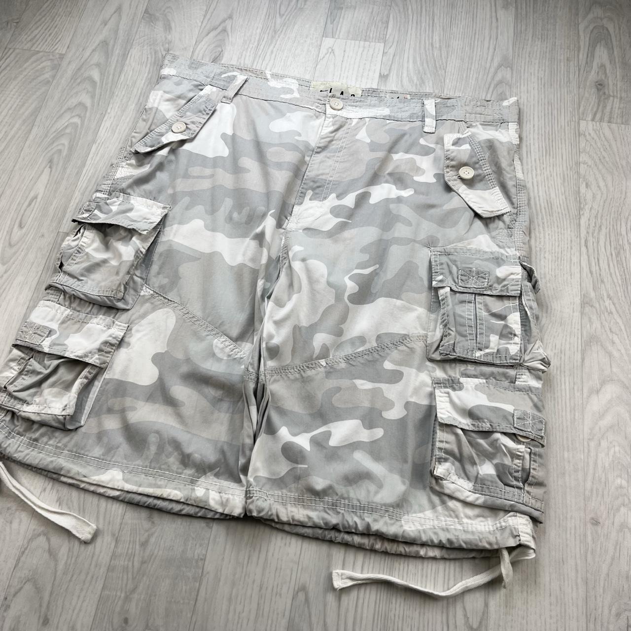 VINTAGE Y2K BAGGY CAMO CARGO SHORTS GREY / WHITE