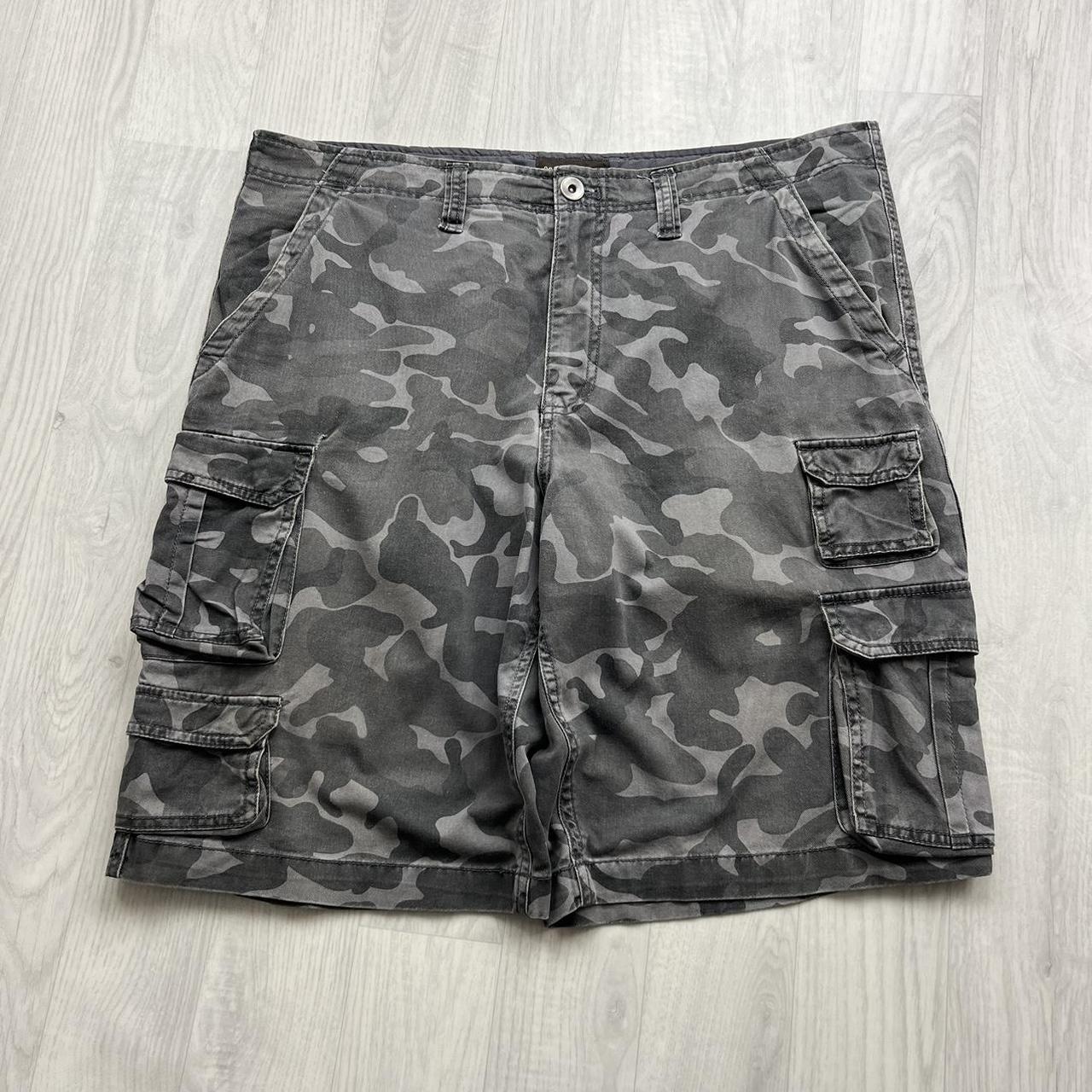 VINTAGE Y2K NO BOUNDARIES BAGGY CAMO CARGO SHORTS GREY