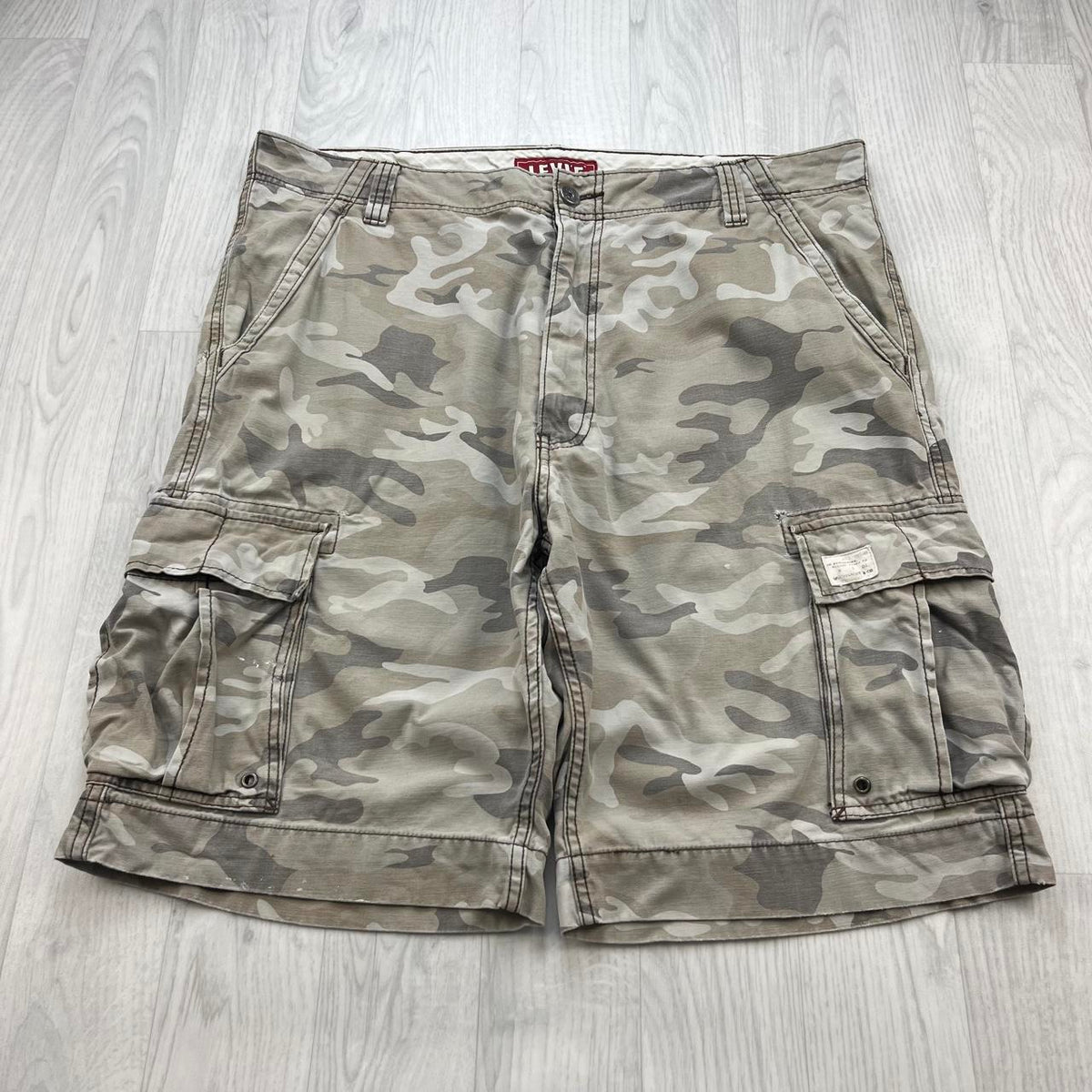 VINTAGE Y2K LEVIS BAGGY CAMO CARGO SHORTS CREAM