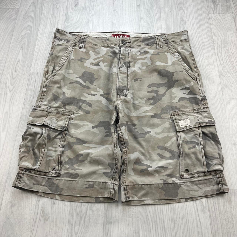 VINTAGE Y2K LEVIS BAGGY CAMO CARGO SHORTS CREAM