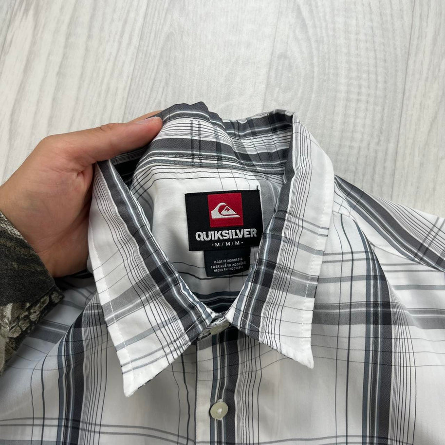 VINTAGE 00s QUIKSILVER CHECKERED CROPPED SHORT SLEEVE BUTTON UP SHIRT WHITE