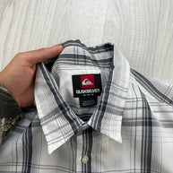 VINTAGE 00s QUIKSILVER CHECKERED CROPPED SHORT SLEEVE BUTTON UP SHIRT WHITE
