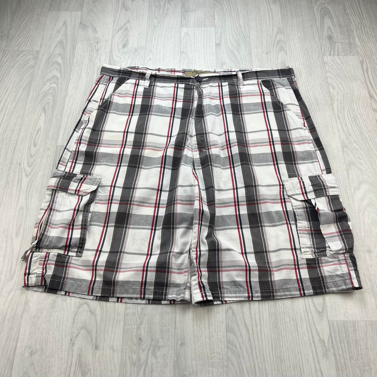 VINTAGE Y2K WRANGLER BAGGY CHECKERED PLAID CARGO SHORTS WHITE