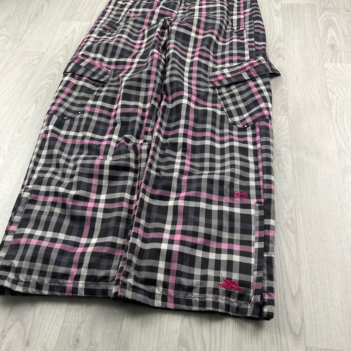 VINTAGE Y2K TRESPASS BAGGY PLAID SKI PANTS SALOPETTES GREY / PINK