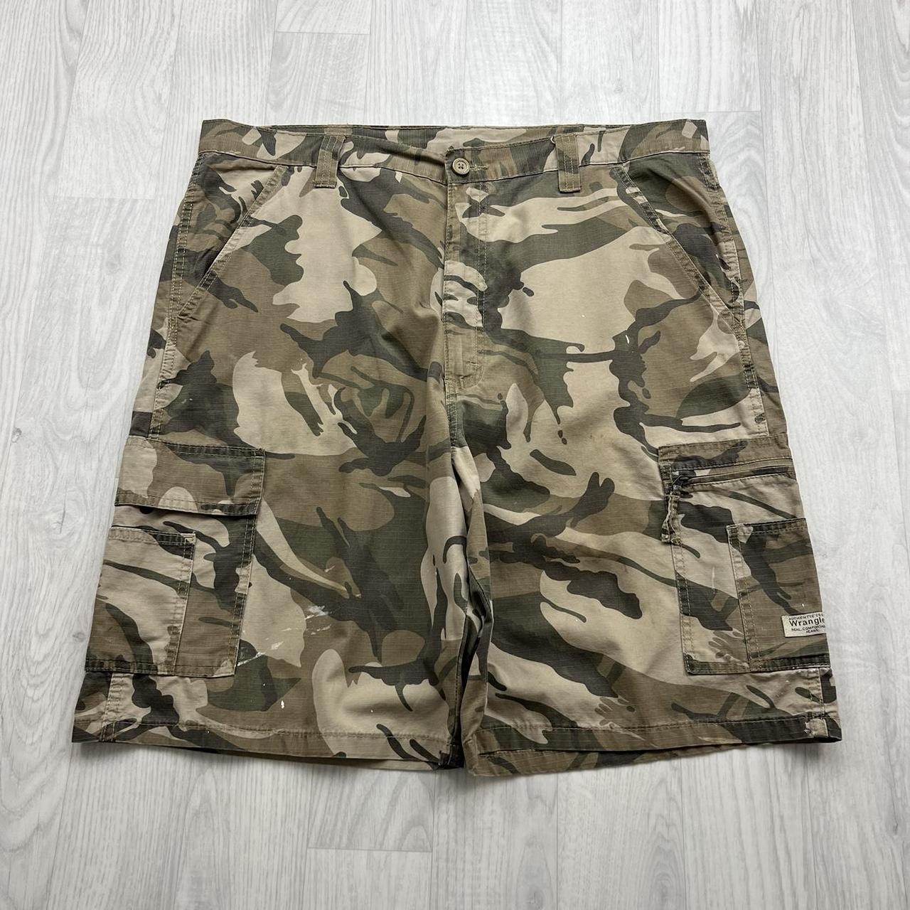 VINTAGE Y2K WRANGLER BAGGY CAMO CARGO SHORTS