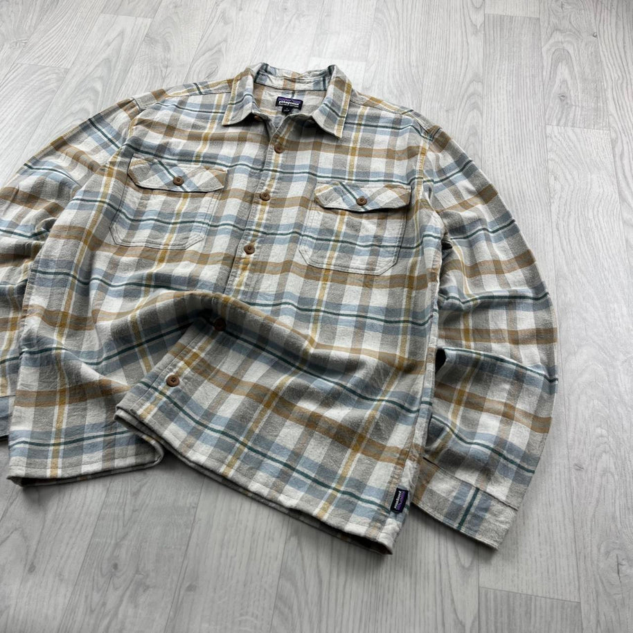 VINTAGE 00s PATAGONIA CHECKERED CROPPED LONG SLEEVE BUTTON UP SHIRT