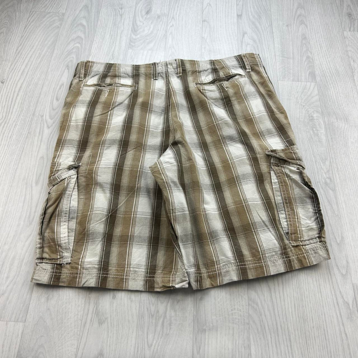 VINTAGE Y2K NO BOUNDARIES BAGGY CHECKERED PLAID CARGO SHORTS BEIGE