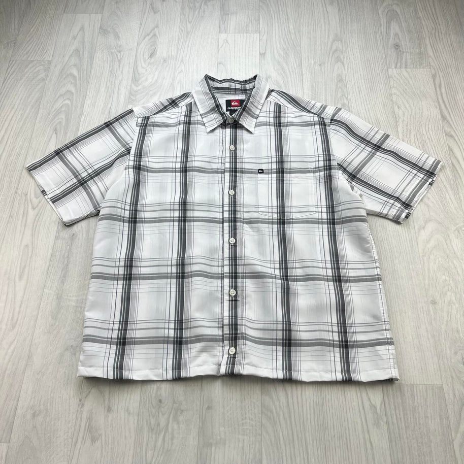 VINTAGE 00s QUIKSILVER CHECKERED CROPPED SHORT SLEEVE BUTTON UP SHIRT WHITE