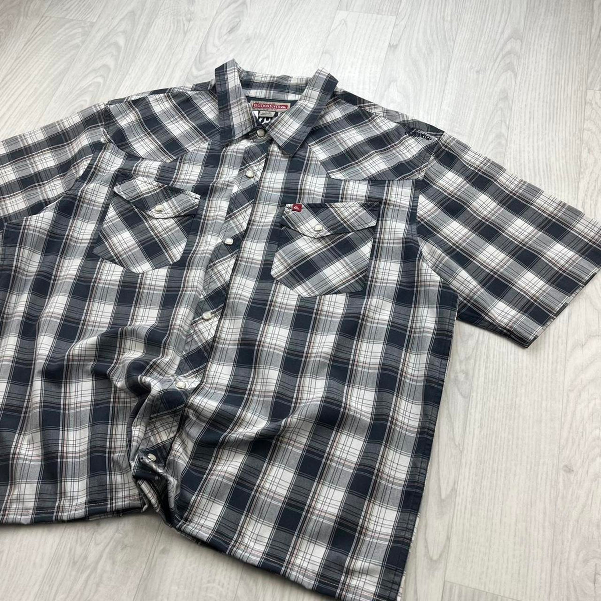 VINTAGE 00s QUIKSILVER CHECKERED CROPPED SHORT SLEEVE BUTTON UP SHIRT BLACK / WHITE