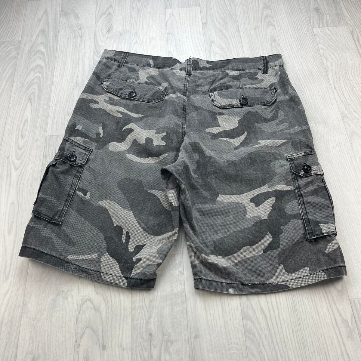 VINTAGE Y2K BAGGY CAMO CARGO SHORTS GREY