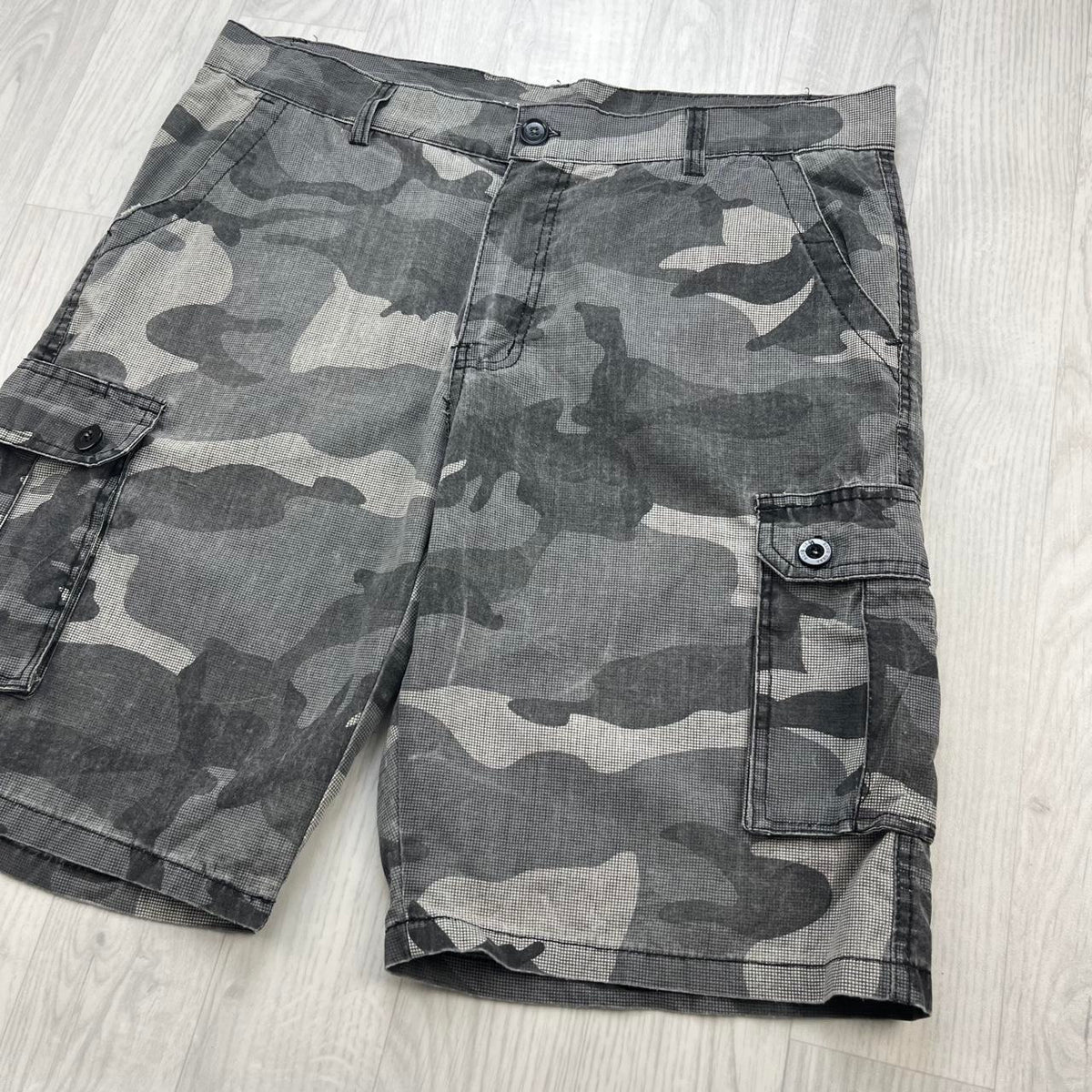 VINTAGE Y2K BAGGY CAMO CARGO SHORTS GREY