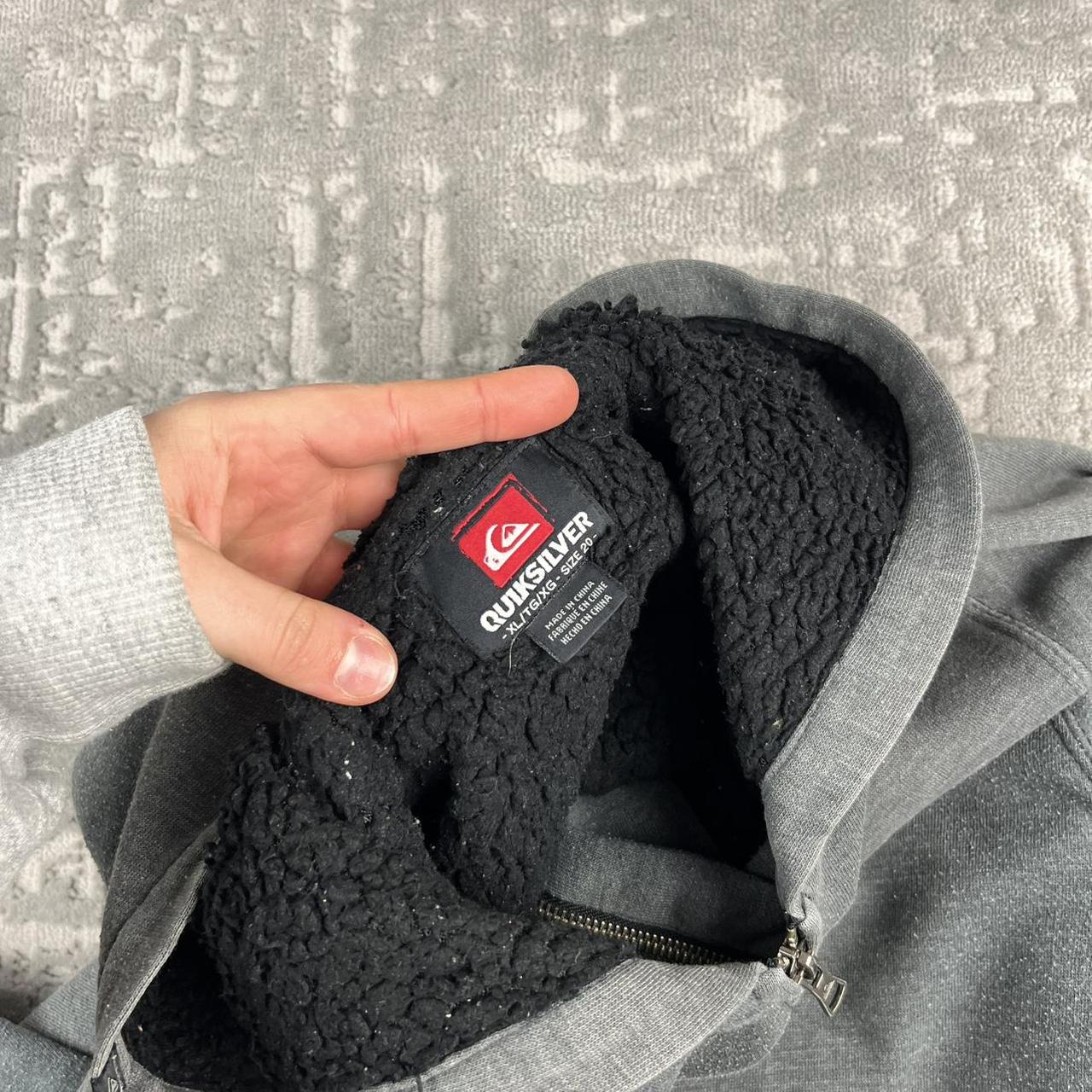 VINTAGE Y2K QUIKSILVER GRAPHIC FLEECE LINED ZIP UP HOODIE GREY