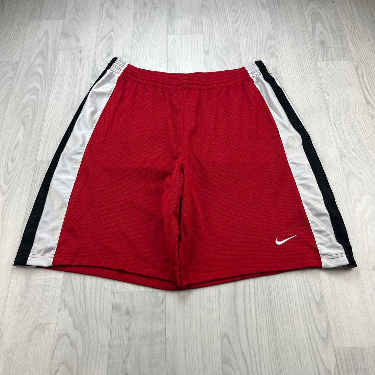 VINTAGE Y2K NIKE BAGGY BASKETBALL SPORT SHORTS RED
