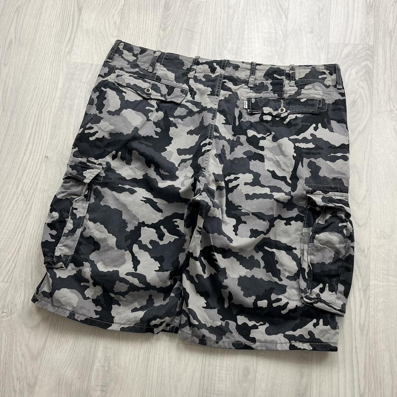 VINTAGE Y2K LEVIS BAGGY CAMO CARGO SHORTS GREY / BLACK