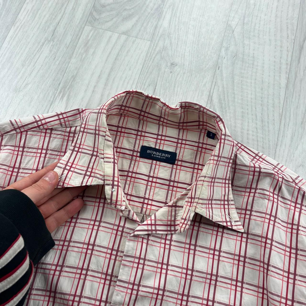VINTAGE 00s BURBERRY CHECKERED CROPPED LONG SLEEVE BUTTON UP SHIRT WHITE RED