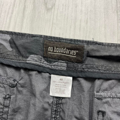 VINTAGE Y2K NO BOUNDARIES BAGGY CAMO CARGO SHORTS GREY