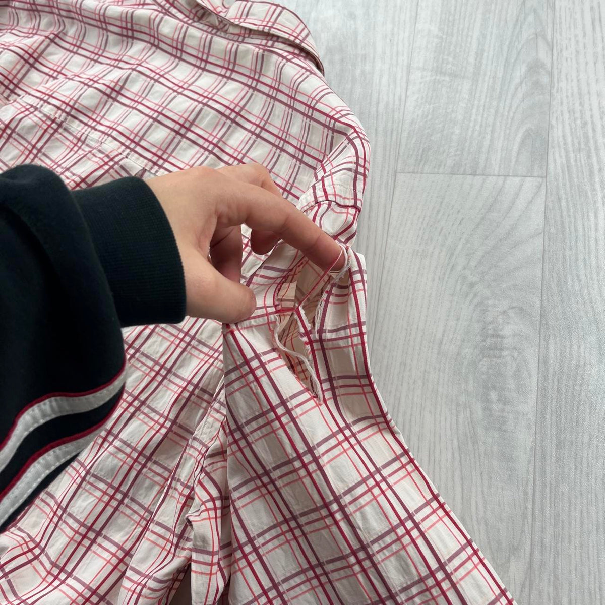 VINTAGE 00s BURBERRY CHECKERED CROPPED LONG SLEEVE BUTTON UP SHIRT WHITE RED