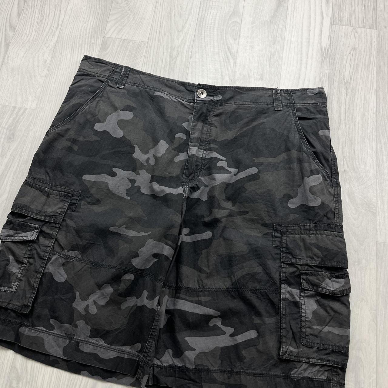 VINTAGE Y2K NO BOUNDARIES BAGGY CAMO CARGO SHORTS GREY