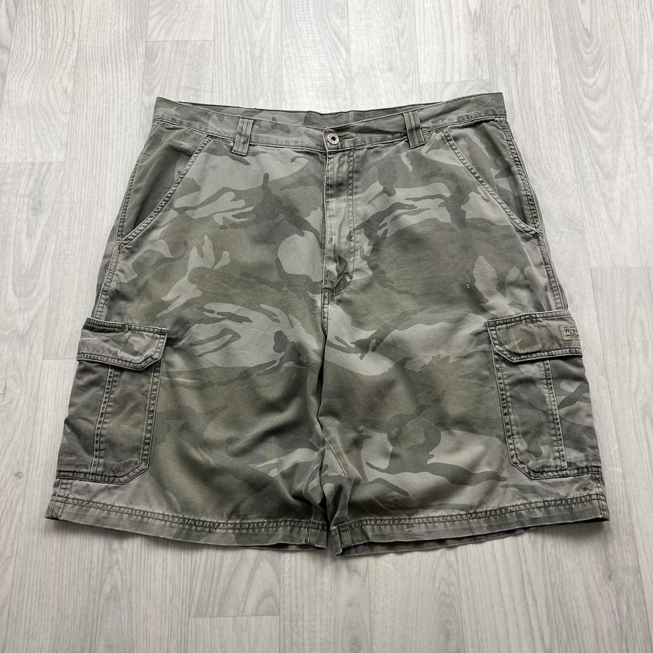 VINTAGE Y2K WRANGLER BAGGY CAMO CARGO SHORTS