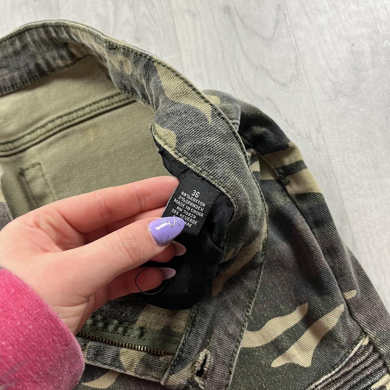 VINTAGE Y2K LOOSE CAMO SHORTS