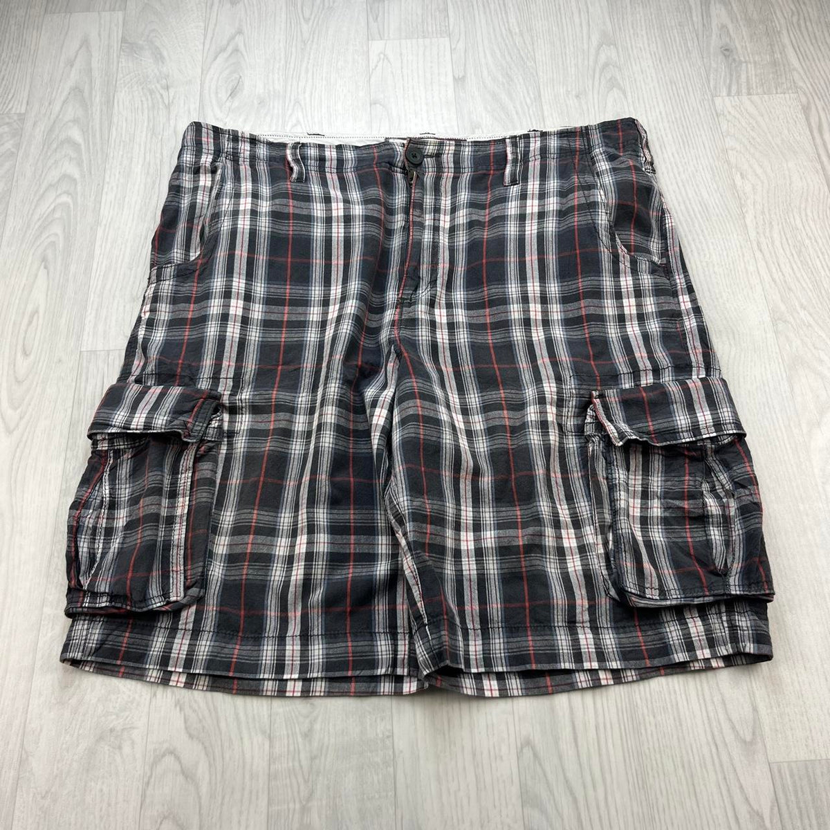 VINTAGE Y2K URBAN PIPELINE BAGGY CHECKERED PLAID CARGO SHORTS BLACK / WHITE
