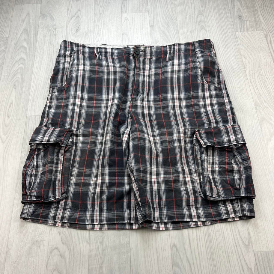 VINTAGE Y2K URBAN PIPELINE BAGGY CHECKERED PLAID CARGO SHORTS BLACK / WHITE