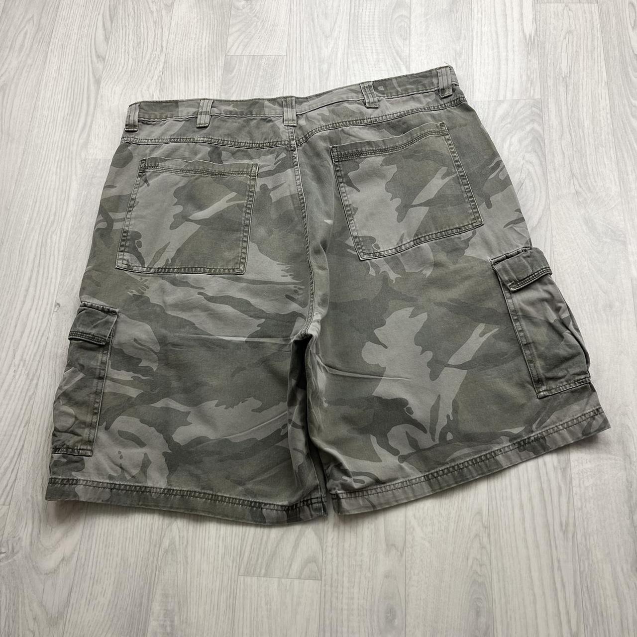 VINTAGE Y2K BAGGY CAMO CARGO SHORTS
